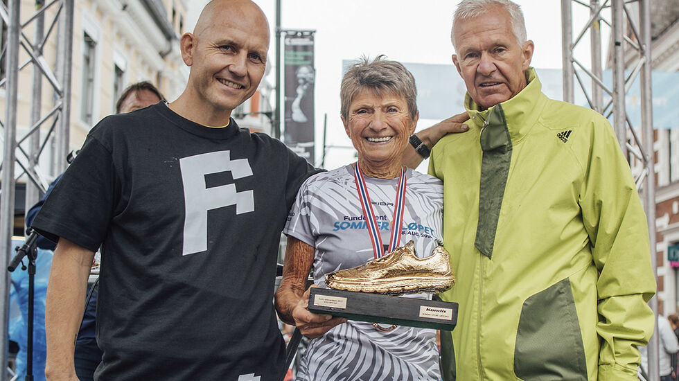 Vera Nystad fikk overrakt Kondis' gullsko av løpsleder for Sommerløpet, Finn Kollstad (til venstre) og Jack Waitz. (Foto: Torleiv Klungland)