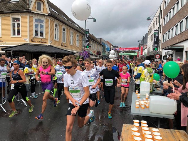 I Sommerløpet i Kristiansand er det lov å kle seg ut og lage show. Her ser vi 5 km-løperne ut fra start. (Foto: arrangøren)