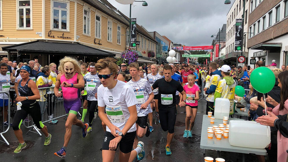 I Sommerløpet i Kristiansand er det lov å kle seg ut og lage show. Her ser vi 5 km-løperne ut fra start. (Foto: arrangøren) 