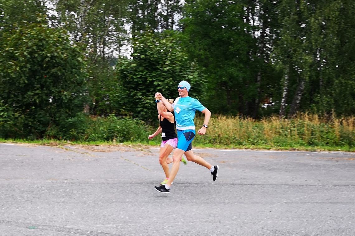 Ida Gjermundshaug Pedersen og Henning Mortensen har vunnet mange lokale løp, men denne gangen løp de også samtidig over målstreken. (Foto: Morten Strandsveen) 