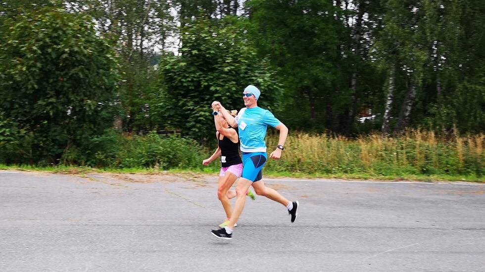 Ida Gjermundshaug Pedersen og Henning Mortensen har vunnet mange lokale løp, men denne gangen løp de også samtidig over målstreken. (Foto: Morten Strandsveen) 