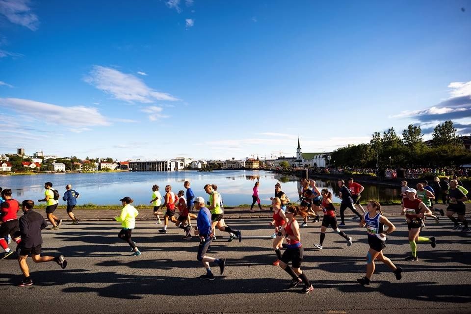 Gode løpsforhold i årets Reykjavik Marathon hvor den relativt flate løypa omfatter både sentrale deler av Reykjavik by og også lengre strekk langs kysten og mer landlige omgivelser (Arrangørfoto).