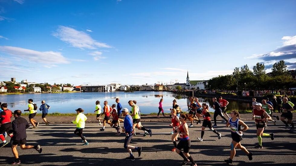 Gode løpsforhold i årets Reykjavik Marathon hvor den relativt flate løypa omfatter både sentrale deler av Reykjavik by og også lengre strekk langs kysten og mer landlige omgivelser (Arrangørfoto).