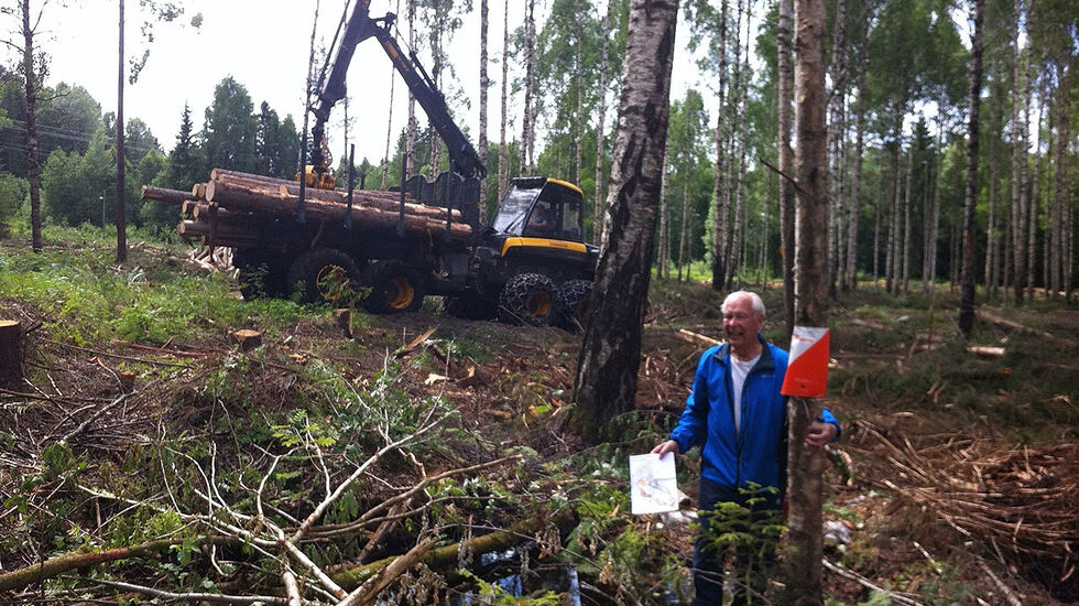 Erlend Johnsen (85) på god veg til gullmerke nr. 36 i Ringerike o-lag si turorientering. Her sikrar han seg ein tur-o-post i Hovsmarka utanfor Hønefoss, før hogstmaskinen kanskje tek den med seg. (Foto: Sverre Thune)