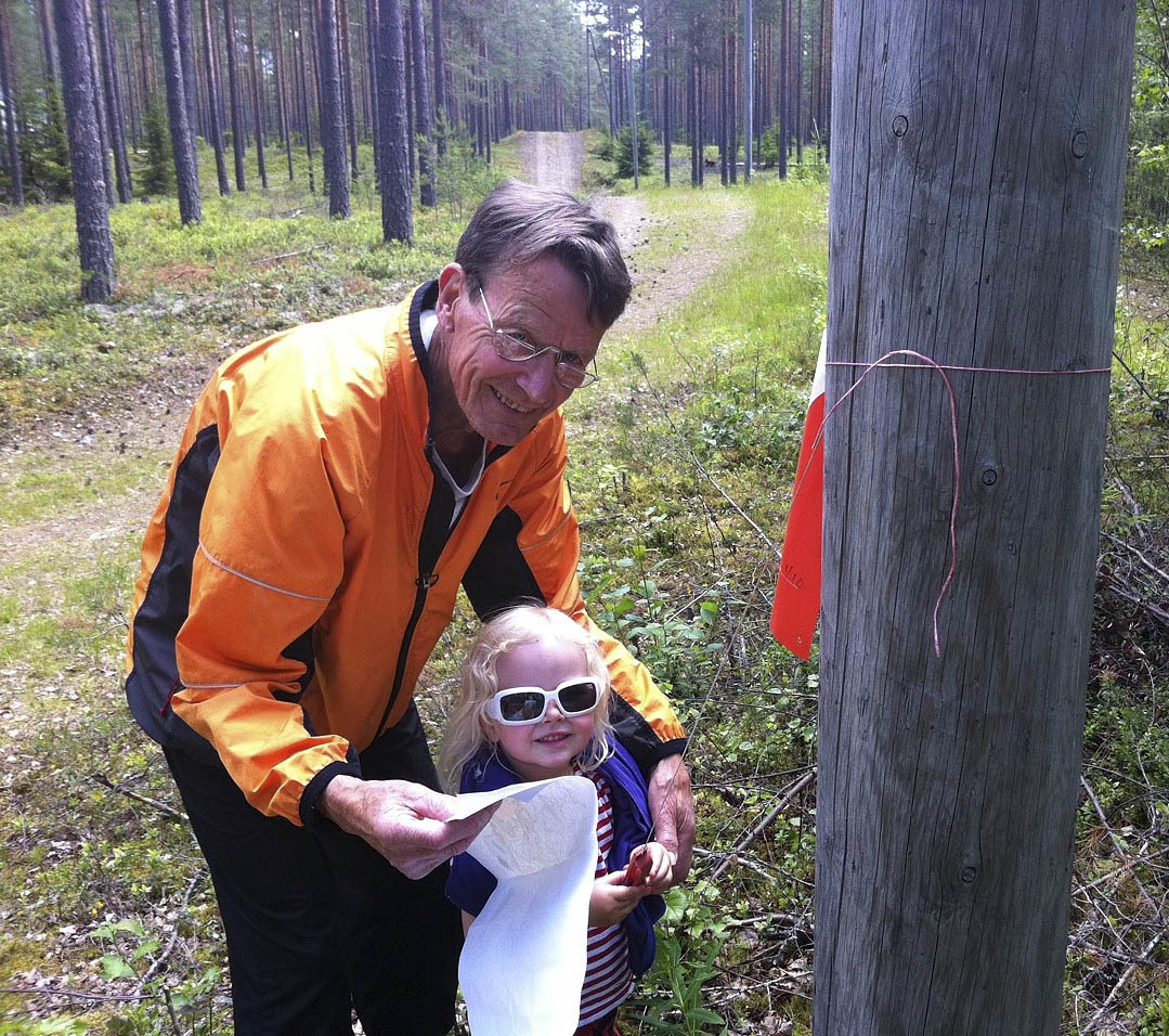 Maria_viser_bestefar korleis_han_skal_klyppe_i_kortet_foto_Erlend_Thune.jpg