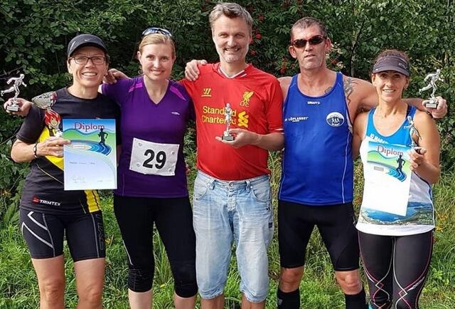 Ragnar Nygård i midten, omkranset av fra venstre Marianne Følling, Isabel Aarnes, Tom-Rune Bertelsen og Titina Bakken. (Foto: Arrangøren)