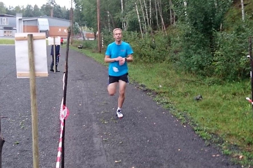 Jo Reistad i mål som førstemann på 4,8 km på 19:38. (Foto: Thomas Pedersen)