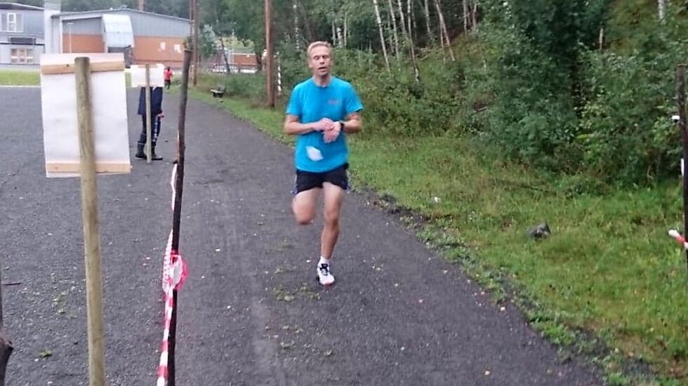Jo Reistad i mål som førstemann på 4,8 km på 19:38. (Foto: Thomas Pedersen)
