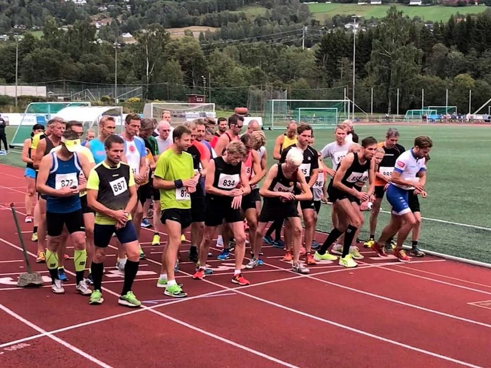 42 løpere klare for 25 runder på Sveum. (foto: Marit Aamdal)