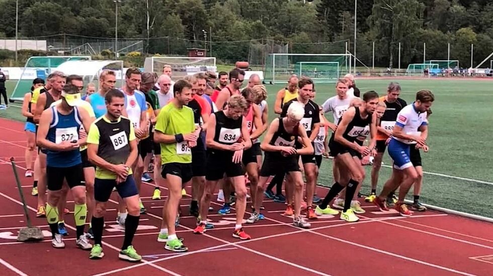 42 løpere klare for 25 runder på Sveum. (foto: Marit Aamdal)