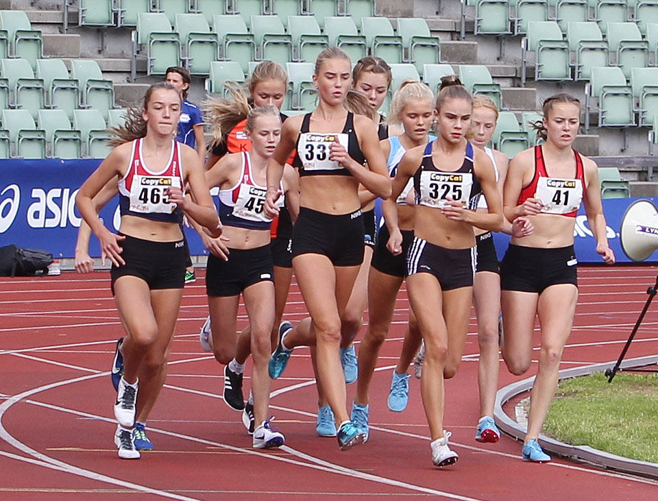 Fra starten på første heat for kvinner U20 1500 meter. (Foto: Kjell Vigestad)