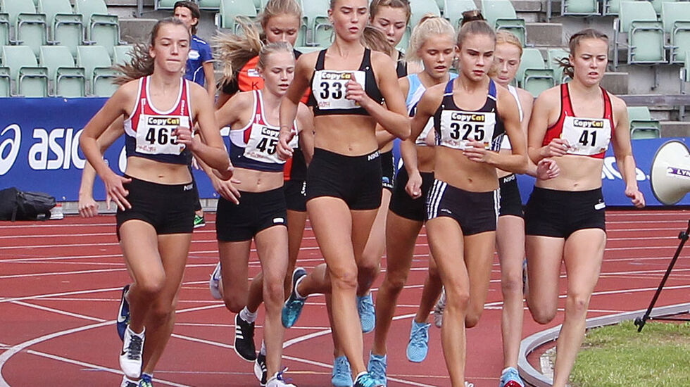 Fra starten på første heat for kvinner U20 1500 meter. (Foto: Kjell Vigestad)
