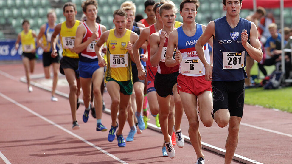 Sondre Juven vinner lett det første kvalifiseringsheatet på 1500 meter U20. (Foto: Per Inge Østmoen)