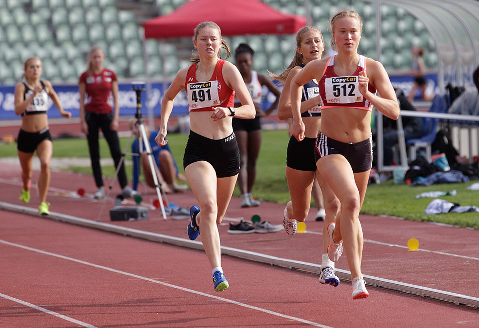 Sanna Njåstad med nummer 512 spurter inn til seier i første heat, og er nok den største favoritten til gull på distansen. (Foto: Per Inge Østmoen)
