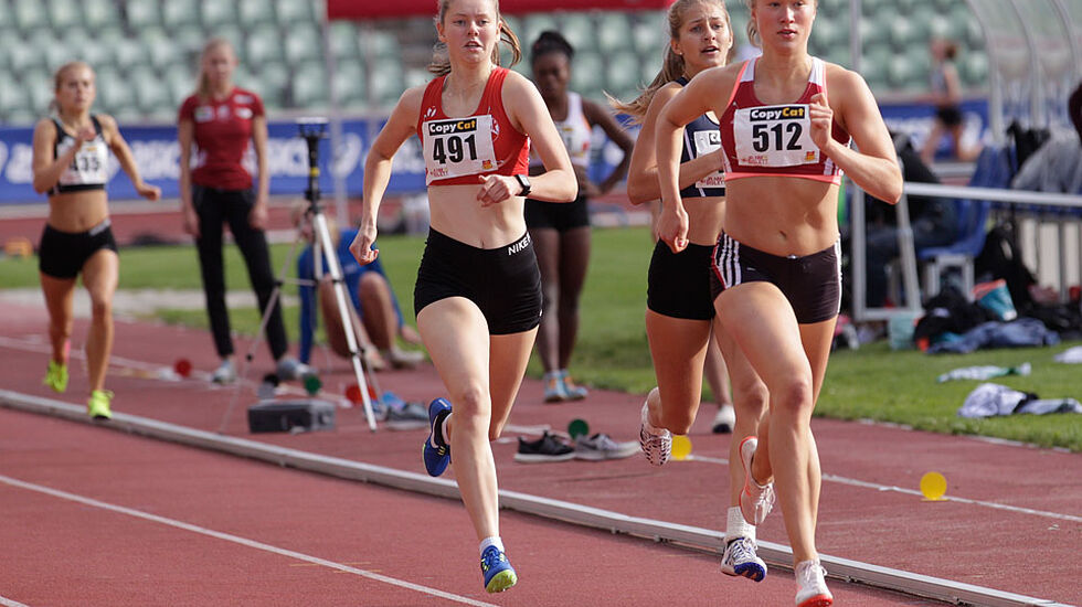 Sanna Njåstad med nummer 512 spurter inn til seier i første heat, og er nok den største favoritten til gull på distansen. (Foto: Per Inge Østmoen)