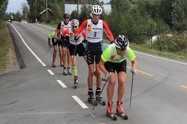 Ulf Erik Strand foran Even Linderud i forrige ukes løp i Rulleskikarusellen i Elverum. (Foto: Geir Arne Linderud)