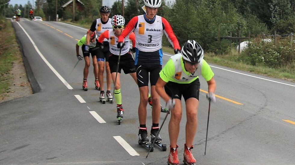 Ulf Erik Strand foran Even Linderud i forrige ukes løp i Rulleskikarusellen i Elverum. (Foto: Geir Arne Linderud)