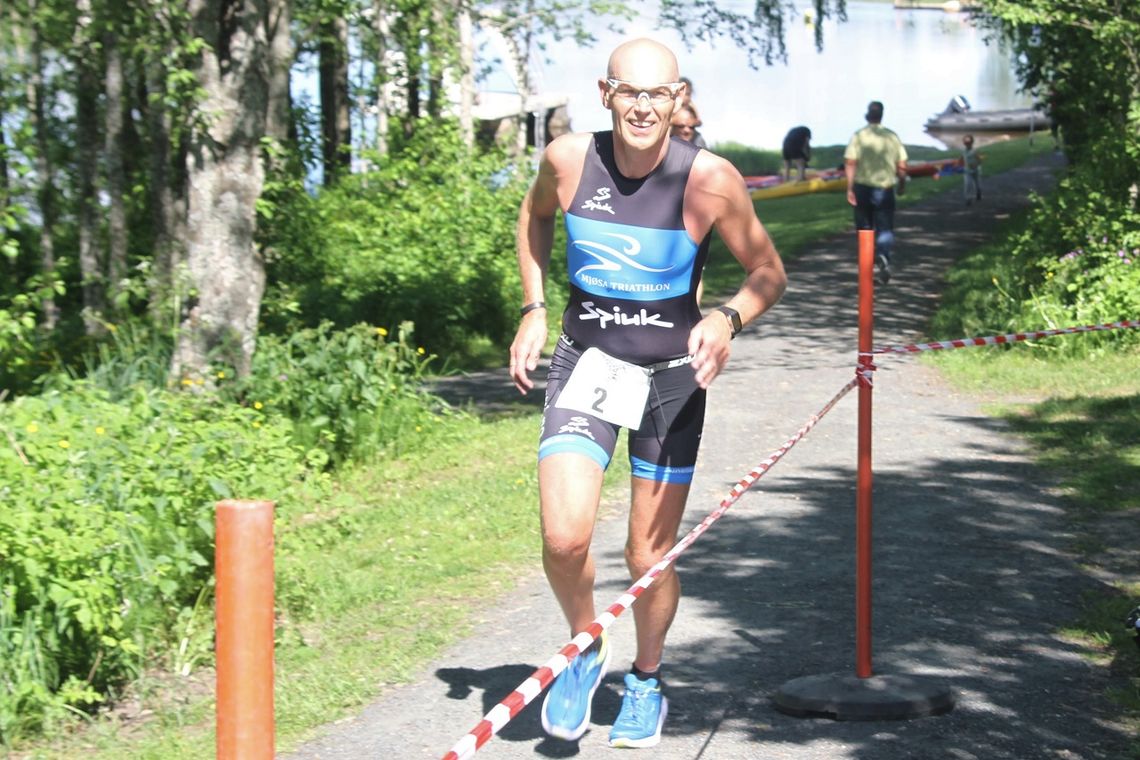 Oddvar Haugen i gang med 10 km løping som avslutning på normaldistansen under Rena Triathlon i 2015.