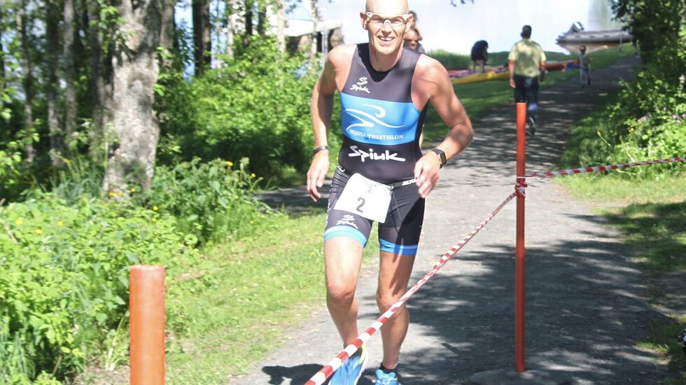 Oddvar Haugen i gang med 10 km løping som avslutning på normaldistansen under Rena Triathlon i 2015.