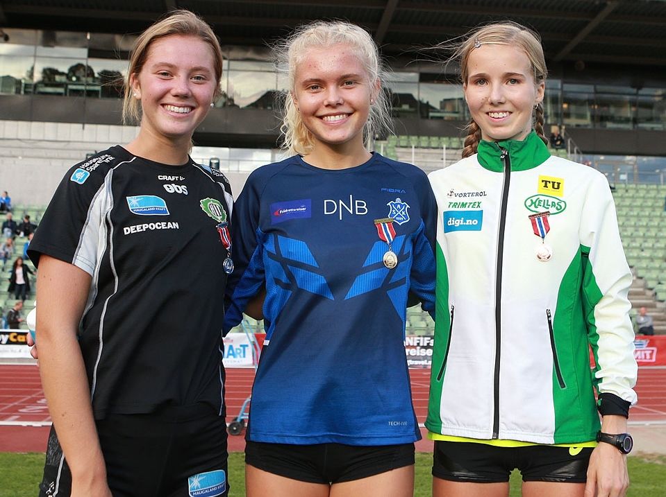 Pallen i U20 med Kristine Lande Dommersnes (sølv), Christine Næss (gull) og Emma Kirkeberg Mørk (bronse). Foto: Kjell Vigestad