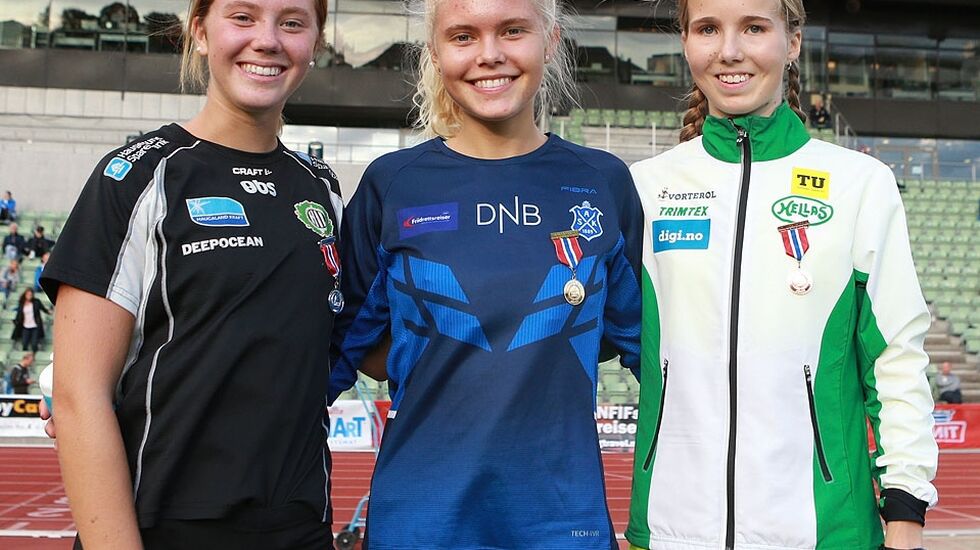 Pallen i U20 med Kristine Lande Dommersnes (sølv), Christine Næss (gull) og Emma Kirkeberg Mørk (bronse). Foto: Kjell Vigestad