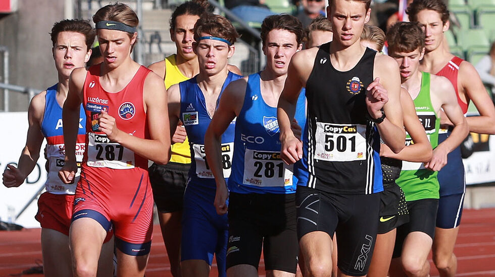 Ruslefart: De første 700 meterne gikk det svært sakte på 1500 m for U20-juniorene. (Foto: Kjell Vigestad)