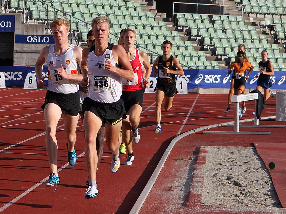 I tet: Sigurd Skjeseth til høyre og vinneren Mats Hauge. De prøver å dra i godt tempo i håp om å riste av seg Markus Einan før spurten. (Foto: Kjell Vigestad)