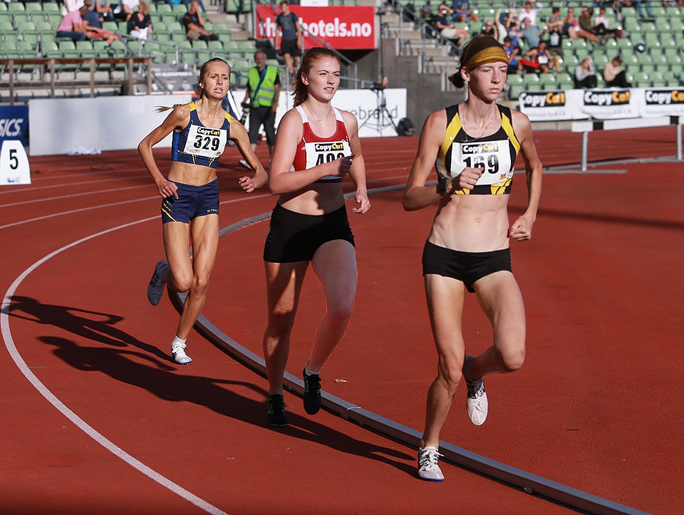 1500 m damer i U23: Tessa Frenay drar foran Amalie Lekva og Liv Nordengen. (Foto: Kjell Vigestad)