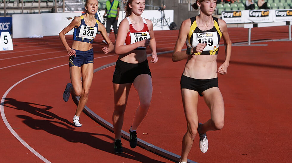 1500 m damer i U23: Tessa Frenay drar foran Amalie Lekva og Liv Nordengen. (Foto: Kjell Vigestad)