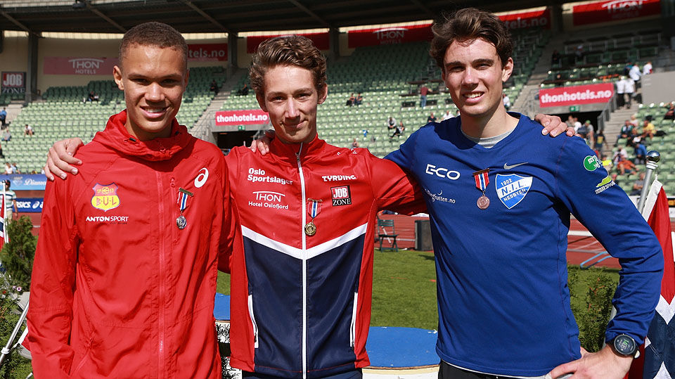 Premiepallen på 800 m i U20-klassen. Didrik Hexeberg Warlo (midten) vant foran Luca Thompson (til venstre) og Sondre Juven (til høyre). (Foto: Kjell Vigestad)