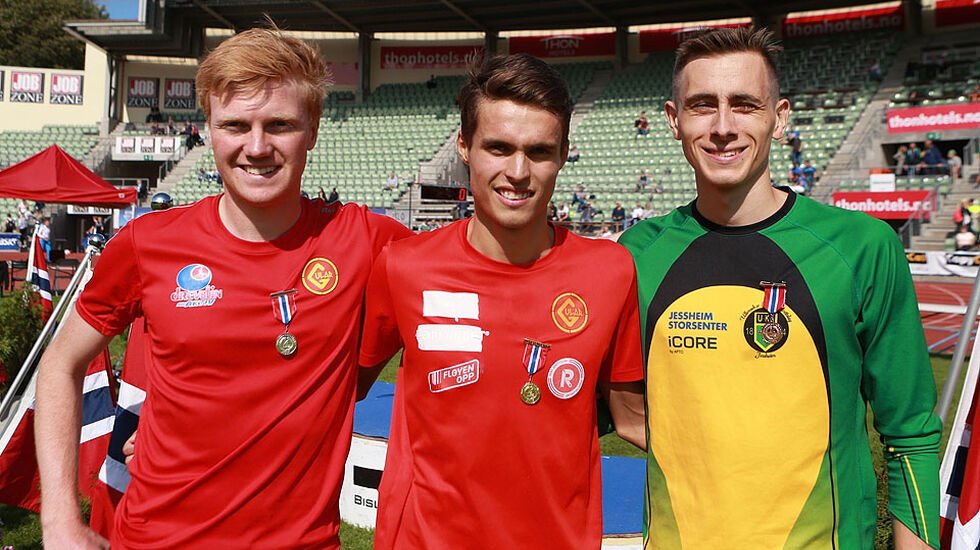 Sondre Dingsør (midten) og Mats Hauge (venstre), begge IL Gular, tok de to gjeveste medaljene på 800 m i U23-klassen. Henrik Hanssen, Ull/Kisa (til høyre), sikret bronsen. (Foto: Kjell Vigestad)