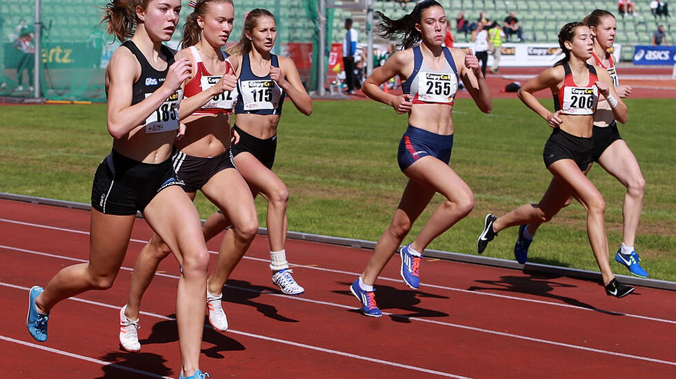 Det var et samlet felt etter 150 meter. Til slutt var det Sanne Njaastad (nr. 2 fra venstre) som vant foran Sara Busic (nr. 2 fra høyre). (Foto: Kjell Vigestad)