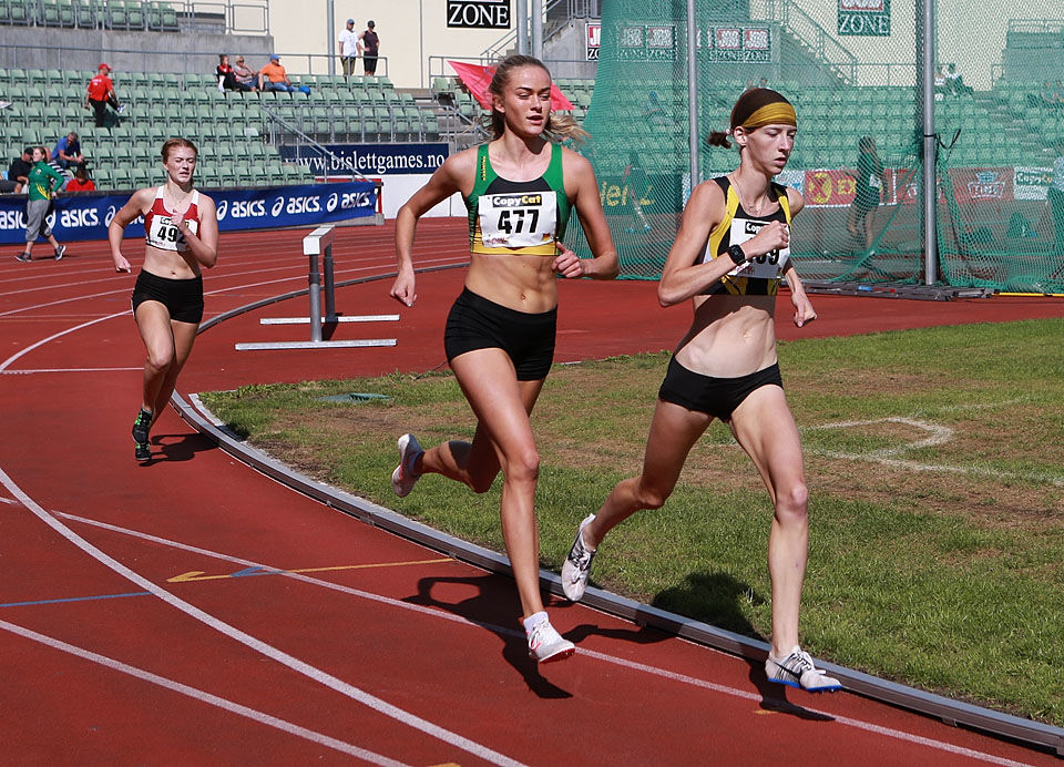Tessa Frenay (til høyre) dro største deler av løpet, men Amalie Sæten (477) sikret gullet til slutt. Bronsen gikk til Amalie Lekva (bakerst). (Foto: Kjell Vigestad)