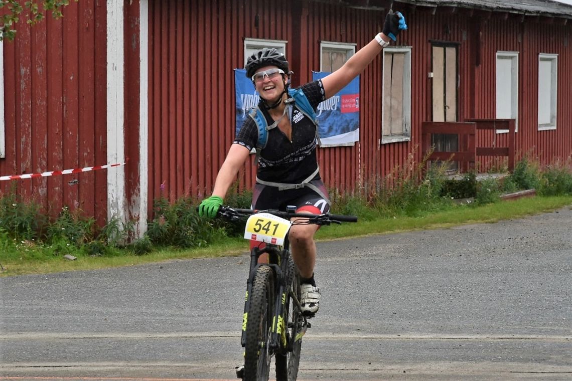Ragnhild Rønning fra Hammerfest sykkelklubb var strålende fornøyd etter å ha fullført det 53 km lange Bingesrittet. (Foto fra rittets facebookside) 
