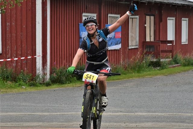 Ragnhild Rønning fra Hammerfest sykkelklubb var strålende fornøyd etter å ha fullført det 53 km lange Bingesrittet. (Foto fra rittets facebookside)
