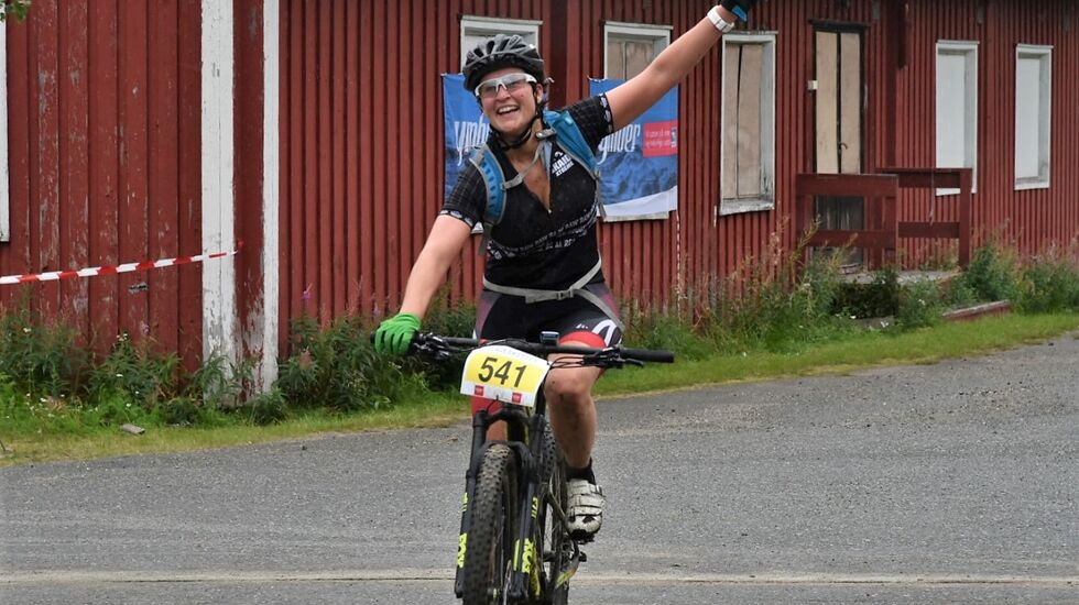 Ragnhild Rønning fra Hammerfest sykkelklubb var strålende fornøyd etter å ha fullført det 53 km lange Bingesrittet. (Foto fra rittets facebookside)