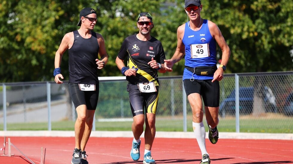 Dag Bern i blå trøye passerer Tormod Freidher og Lars Møller på en av sine 149 runder på Hønefoss. (Foto: Bjørn Hytjanstorp)