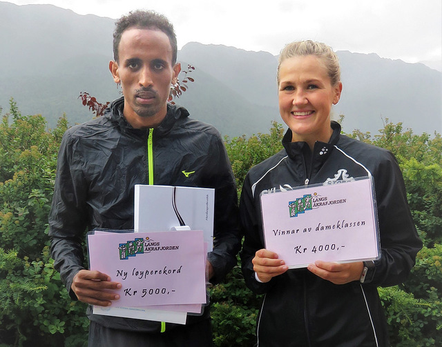 Okubamichael Fissehatsion og Pernilla Epland kom rett fra NM i Byrkjelo i 2018 som 10000 m-vinnere og satte sterke løyperekorder i Langs Åkrafjorden. (Foto: Olav Samland)