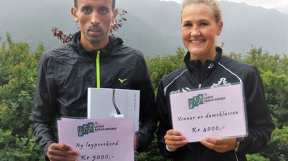 Okubamichael Fissehatsion og Pernilla Epland kom rett fra NM i Byrkjelo i 2018 som 10000 m-vinnere og satte sterke løyperekorder i Langs Åkrafjorden. (Foto: Olav Samland)