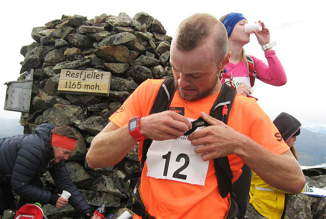 Årets vinner, Øystein Ulekleiv, på toppen av Resfjellet etter målgang. (Alle foto: arrangøren)