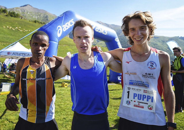 Johan Bugge blir flankert av toaren Francesco Puppi frå Italia (til høgre) og trearen Timothy Kirui frå Kenya. (Foto: WMRA / arrangøren)