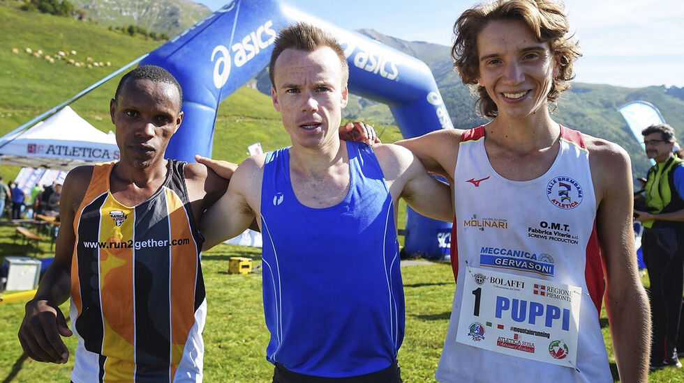Johan Bugge blir flankert av toaren Francesco Puppi frå Italia (til høgre) og trearen Timothy Kirui frå Kenya. (Foto: WMRA / arrangøren) 