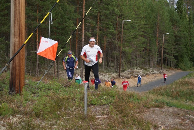 Lang, lang rekke mot den siste posten. (Foto: Stein Arne Negård)