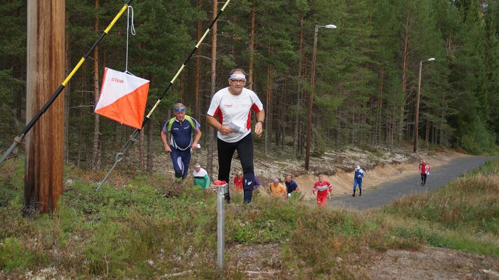 Lang, lang rekke mot den siste posten. (Foto: Stein Arne Negård)