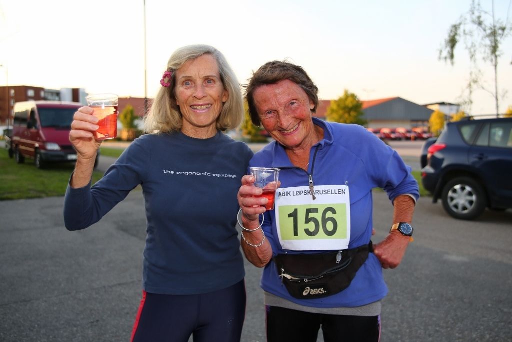 Eva Carlsen (78) og Signy Henden Rustlie (80) holder ut i konkurransemiljøet, og har åpenbart klart den mentale tilpasningen til saktere fart med økende alder. Bildet er fra ABIK-karusellen i august i år. (Foto: Bjørn Hytjanstorp)