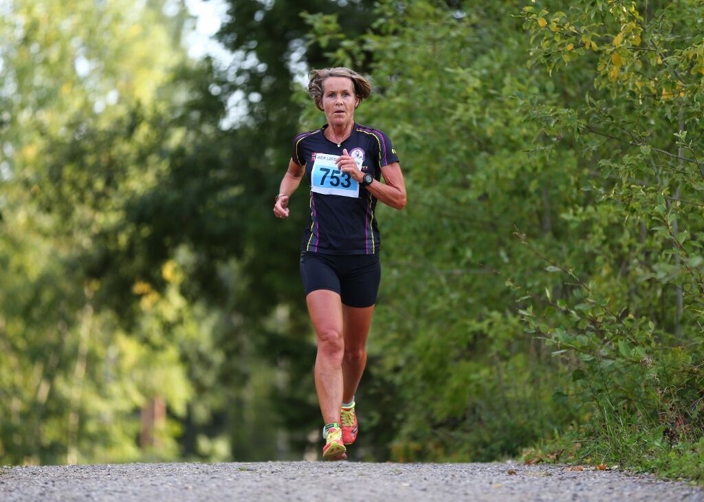 Jorun Kildahl var raskest i kvinnenes 5,7 km lange løype ved Hvalstjern i Fet. Bilder er fra ABIK-karusellens løp på Råholt 2018. (Foto: Bjørn Hytjanstorp)