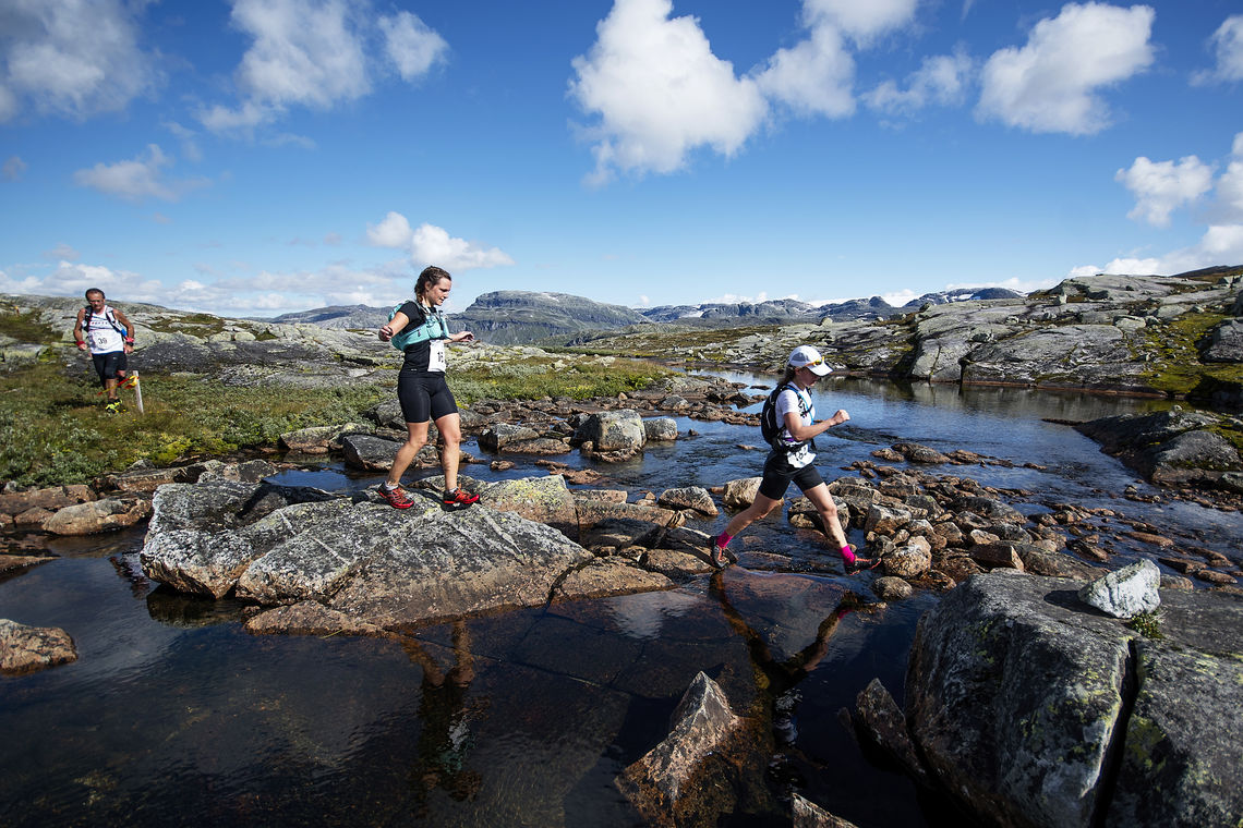 Elvekryssing under fjorårets løp. (Foto: Xtremeidfjord, Kai-Otto Melau)
