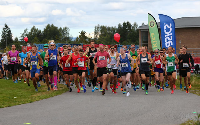 Fra starten på 10 km i 2017. (Foto: Bjørn Hytjanstorp)