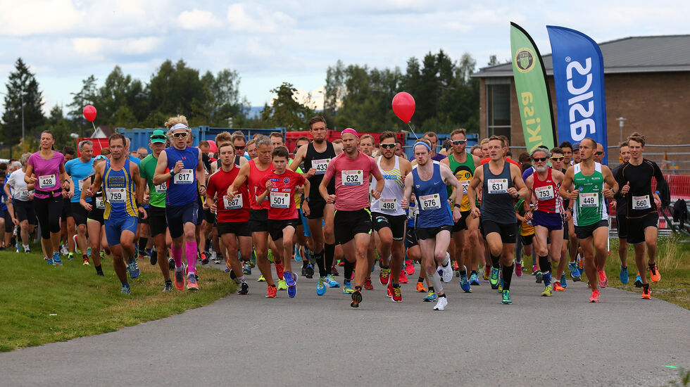 Fra starten på 10 km i 2017. (Foto: Bjørn Hytjanstorp)