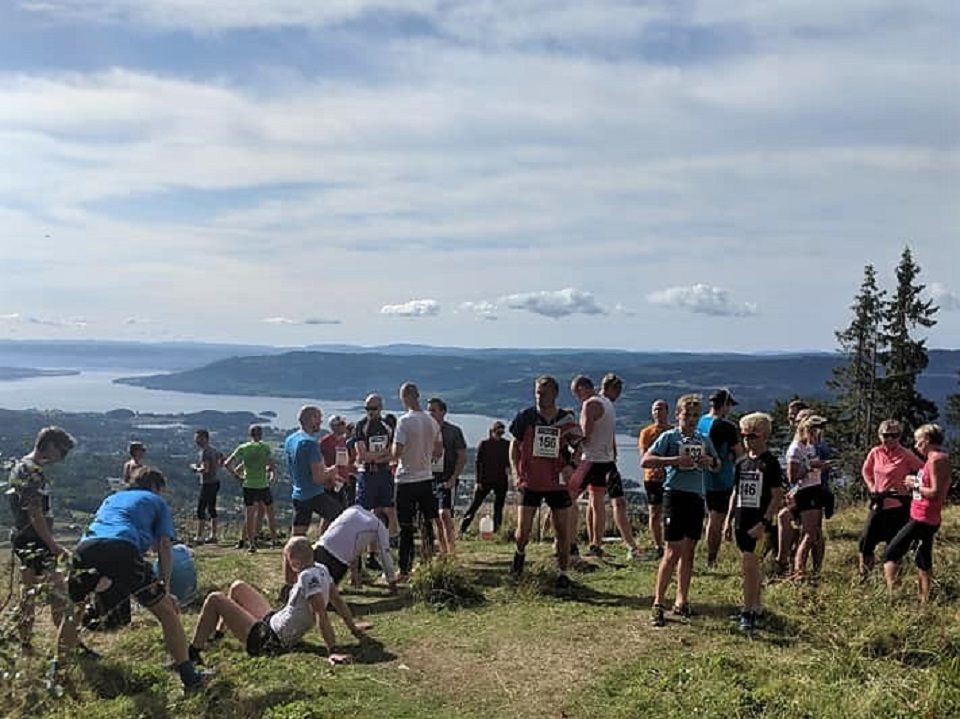 Løperne kunne puste ut og nyte utsikten i finværet på Lundehøgda etter årets løp. (Foto: Jarle Jacobsen)